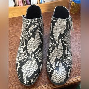 Arizona Womens Galen Block
Heel Zip Booties 9 Black Faux Snake W/ Memory Foam